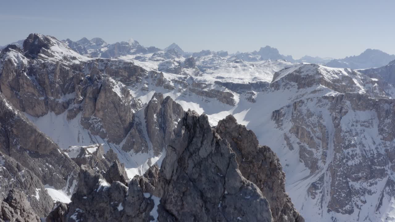 picos alpinos cubiertos de nieve