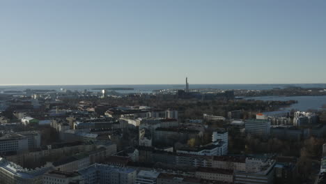 vista de drones sobre la ciudad de helsinki en un día soleado