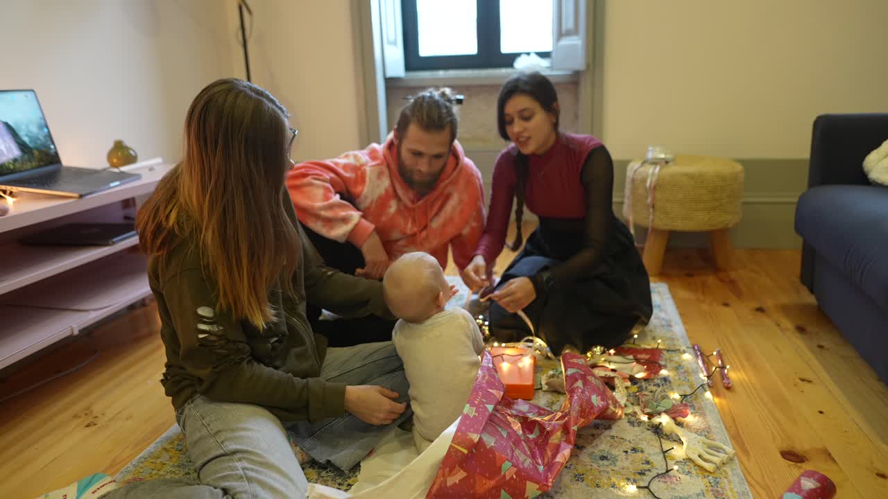 семья распаковывает рождественские подарки