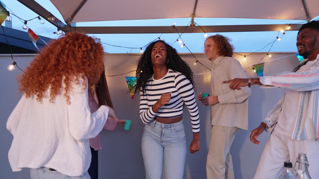 Vennegruppe danser til en fest