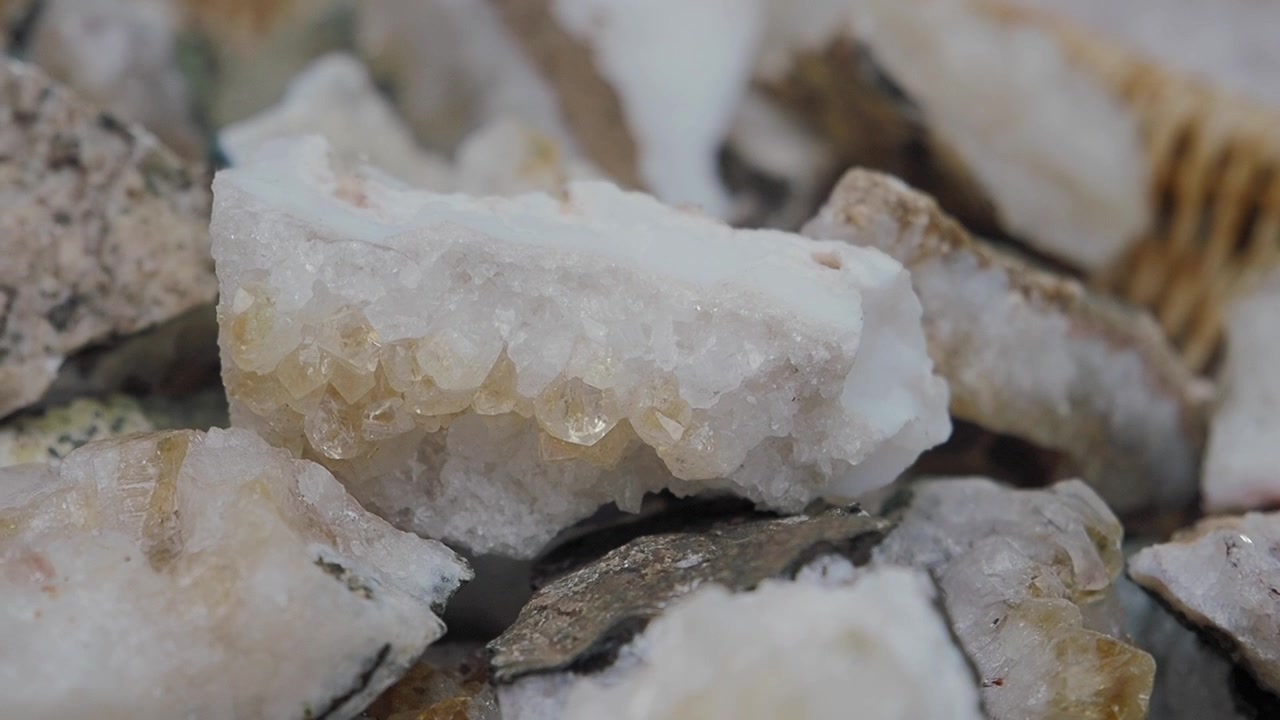 Nahaufnahme von rohen natürlichen Quarzkristallen und Geoden