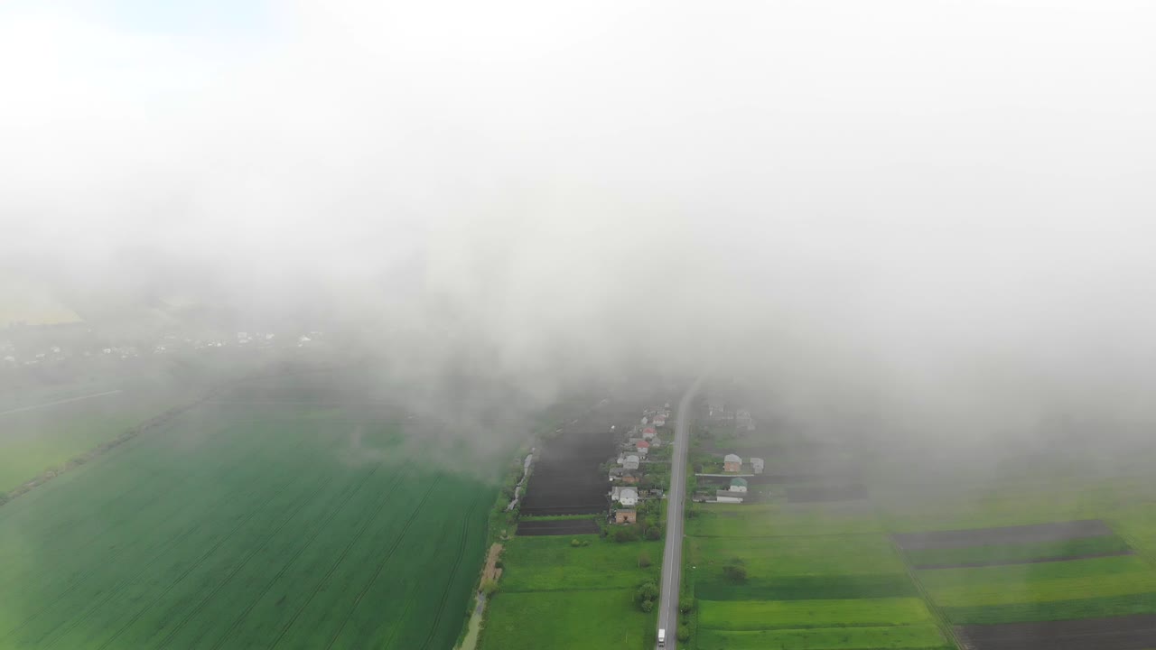 구름 속에서 날아다니는 구름들, 구름들은 카메라를 통해 움직이고, 구름을 통해 날아다닌 구름들.