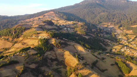 imágenes aéreas de drones de las montañas de el rosario, michoacán, méxico durante la puesta de sol naranja