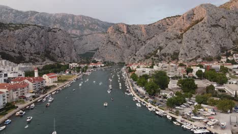 Barcos,-Yates-Y-Estacionamiento-De-Automóviles-En-El-Muelle-De-La-Desembocadura-Del-Río-Cetina-En-La-Ciudad-De-Omis,-Croacia