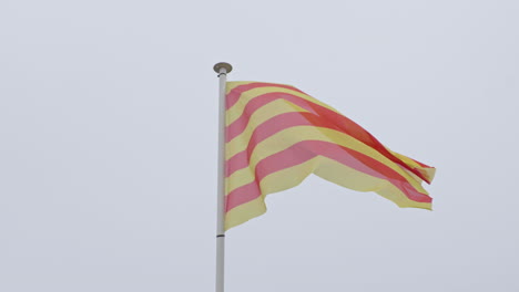 Bandera-De-Cataluña-Roja-Y-Amarilla-En-El-Viento-A-Cámara-Lenta.