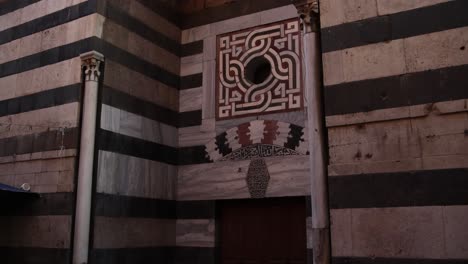 foto panorámica de un arco blanco y negro con intrincados diseños islámicos de la vieja mezquita en trípoli, norte del líbano