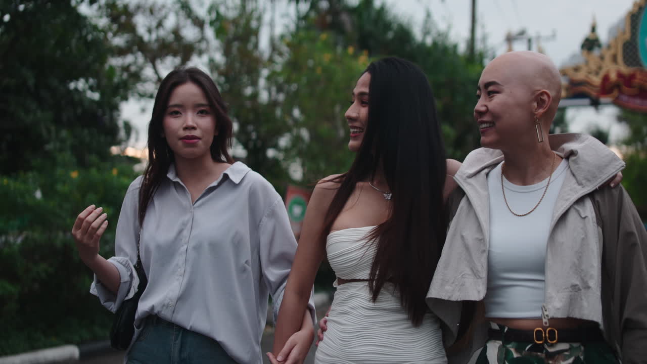 거리를 고 있는 세 명의 여성