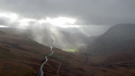 Antena-Panorámica-Sobre-El-Parque-Nacional-De-Snowdonia-Cerca-Del-Lago-Llyn-Gwynant-En-Gales-Con-Rayos-De-Sol-Atmosféricos