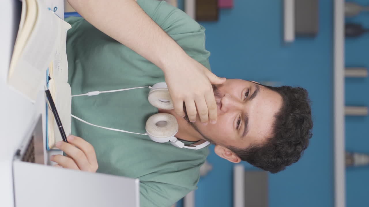video vertical de un estudiante divertido y alegre.