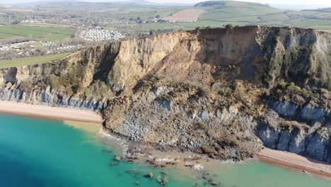 vista aérea de la enorme caída del acantilado de la costa jurásica en seatown en dorset