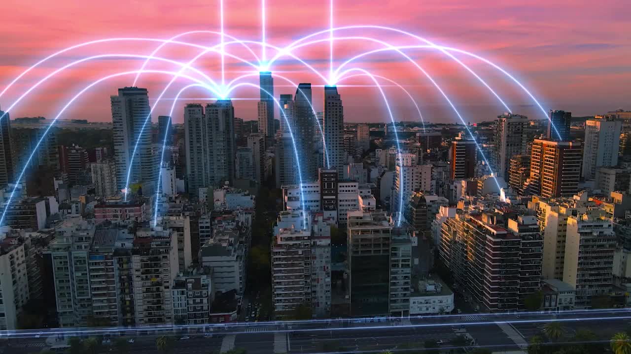 toma de drones que muestra arcos digitales azules que conectan la metrópolis de buenos aires durante la puesta de sol - concepto futuro con edificios rascacielos y torres en la ciudad - tráfico de datos, comunicación moderna y wifi