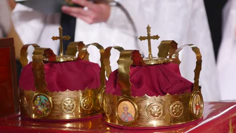 dos coronas las bodas destinadas a la ceremonia en la iglesia ortodoxa
