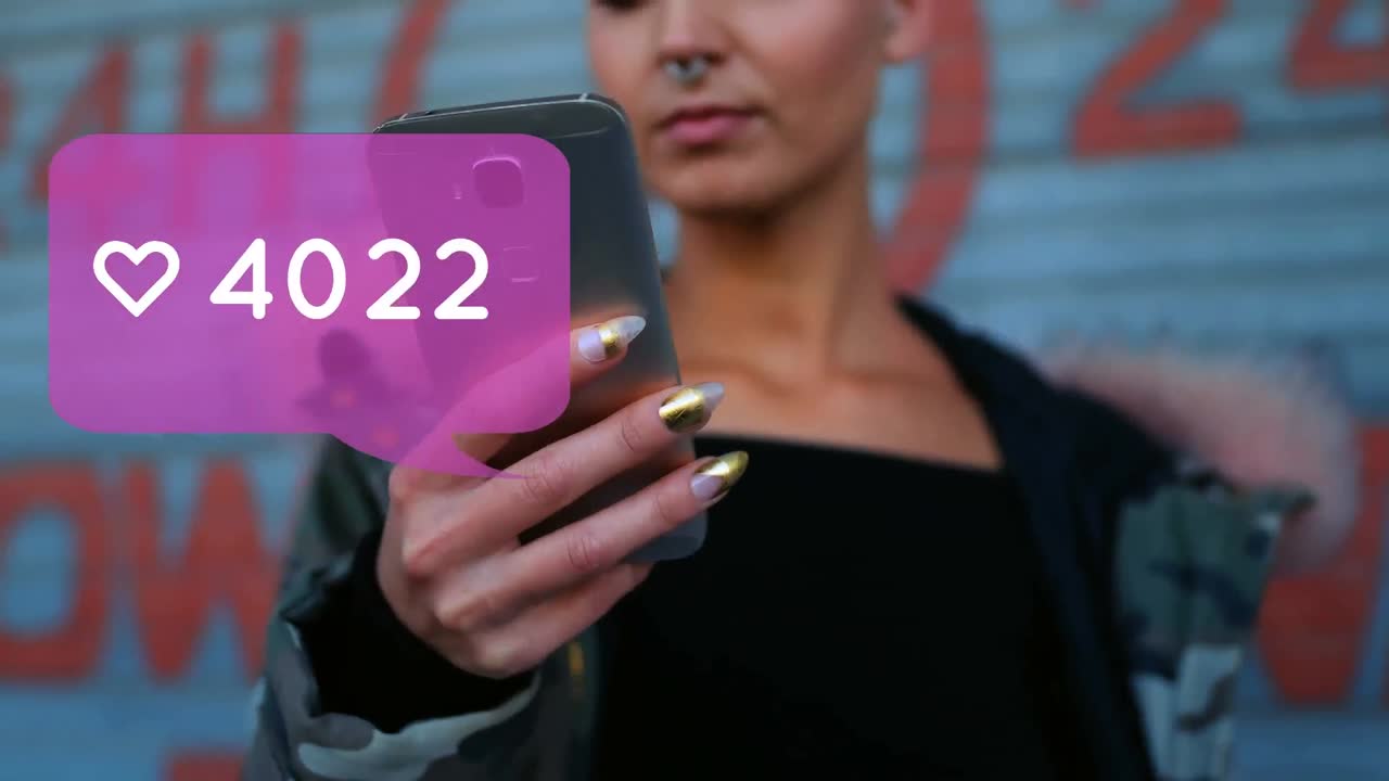 mujer usando un teléfono inteligente