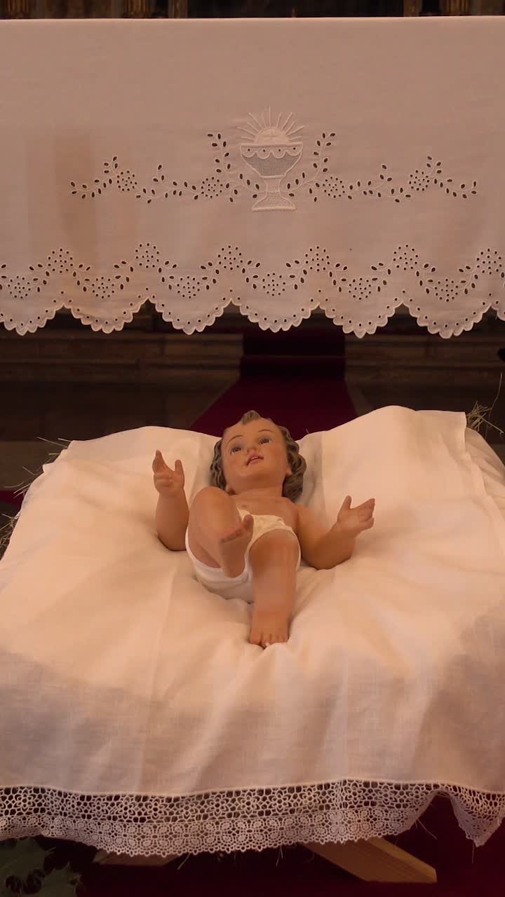 Gesù Bambino nella mangiatoia in chiesa cattolica, video verticale