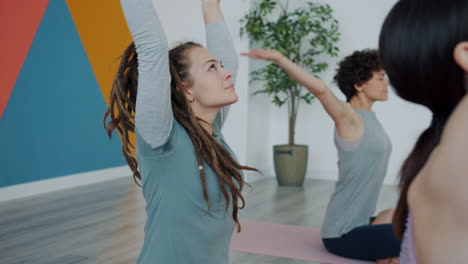 mujeres practicando yoga en un estudio