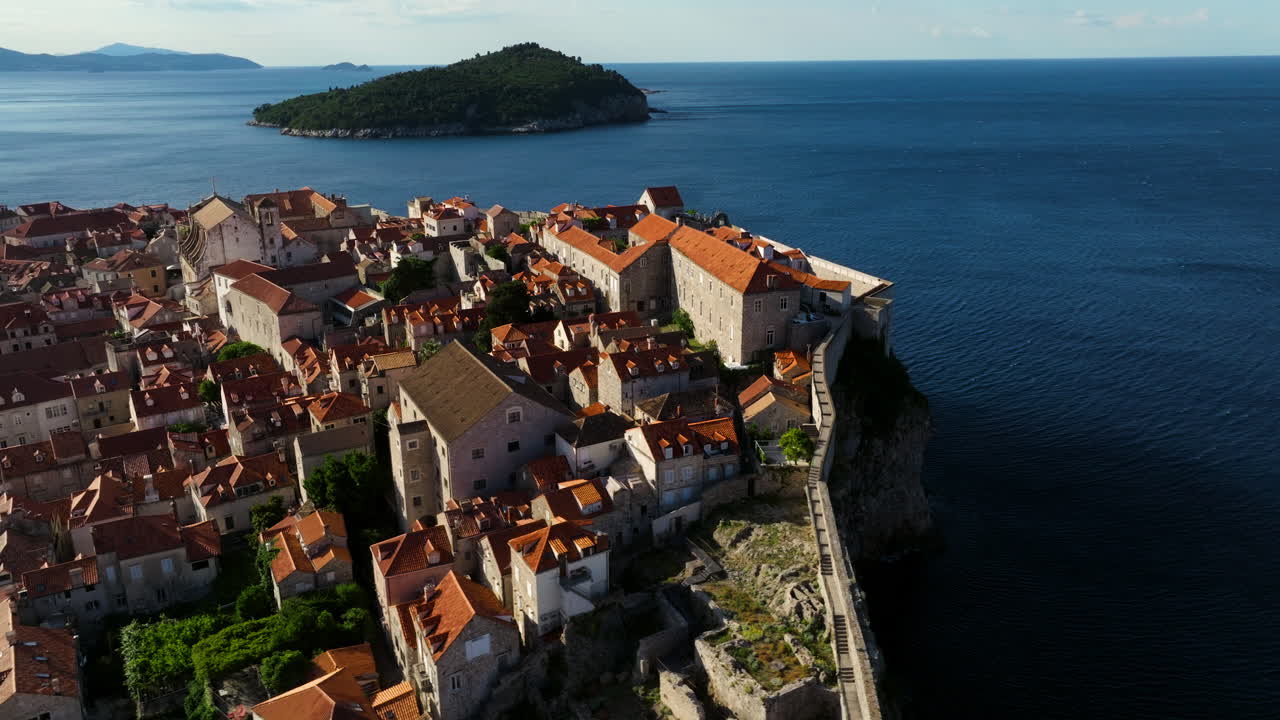 Cattedrale di Dubrovnik, Città Vecchia e Isola di Lokrum in Dalmazia, Croazia. – Ripresa aerea