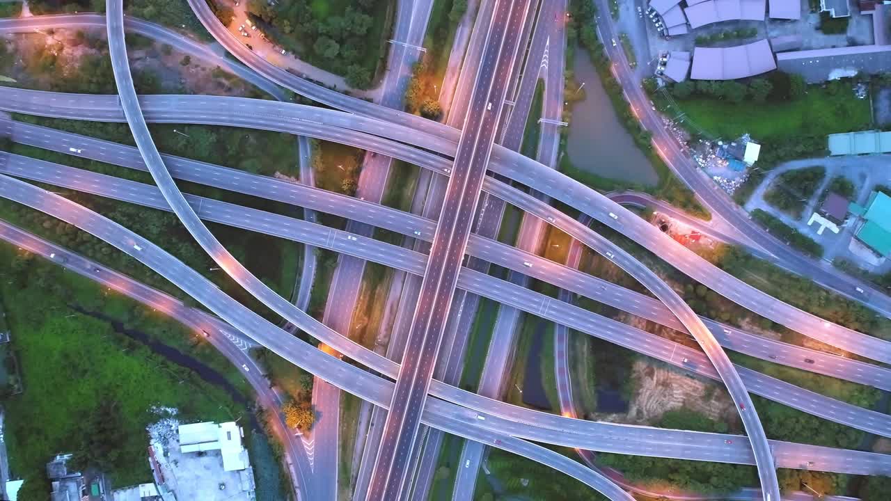 4k 타임 스 (hyperlapse) 는 운송 및 유통을 위한 고속도로 네트워크 또는 교차로의 공중 전망입니다.