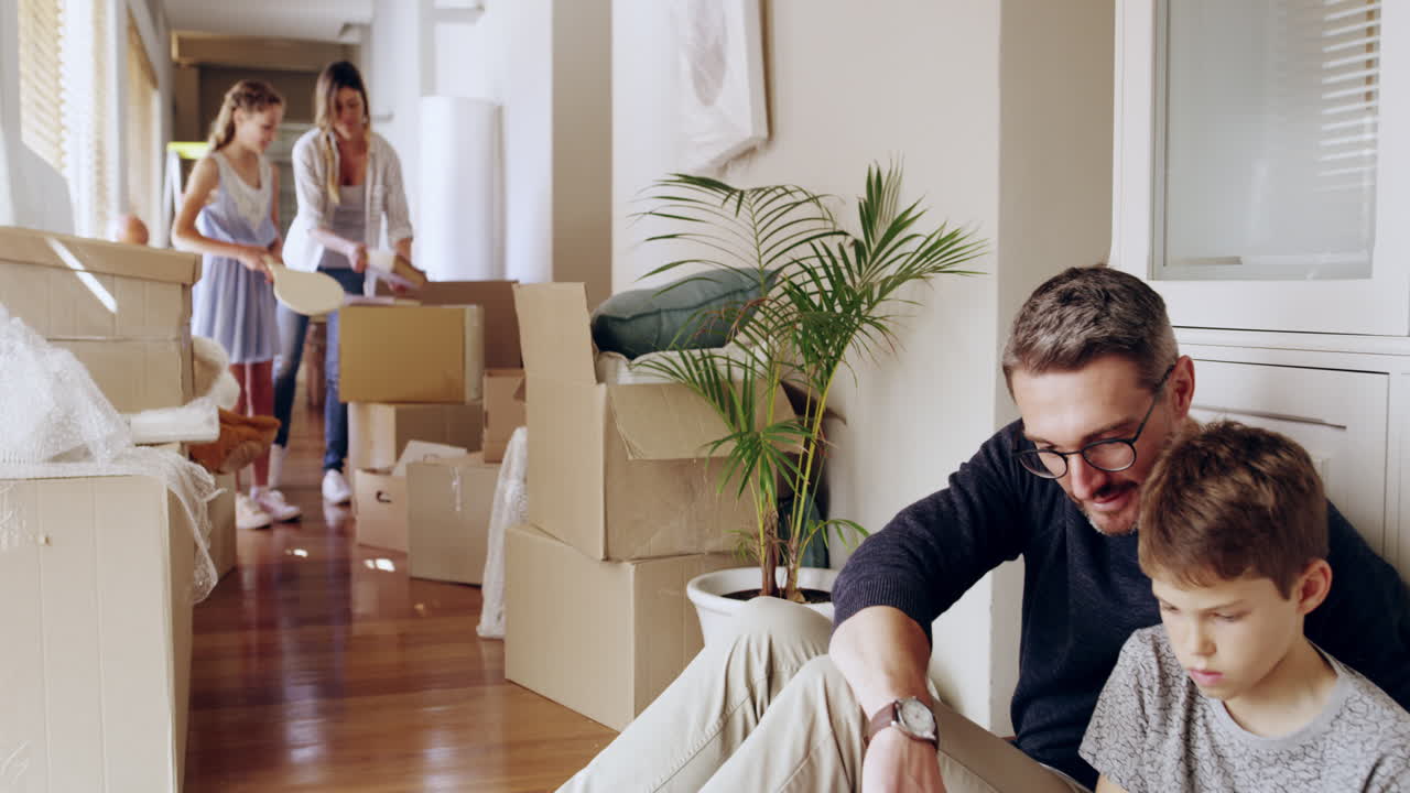 새 집으로 이사하는 가족.