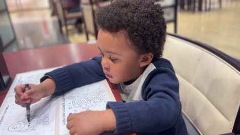 La-Alegre-Exploración-De-Colorear-De-Un-Niño-Negro-De-3-Años