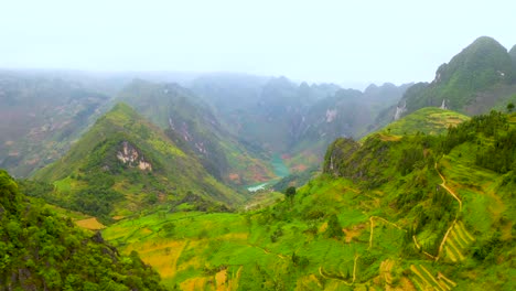 Aerial-dolly-forward-of-the-magnificent-Nho-Que-river-with-its-turquoise-blue-green-water-in-the-gorgeous-Ma-Pi-Leng-Pass-in-northern-Vietnam