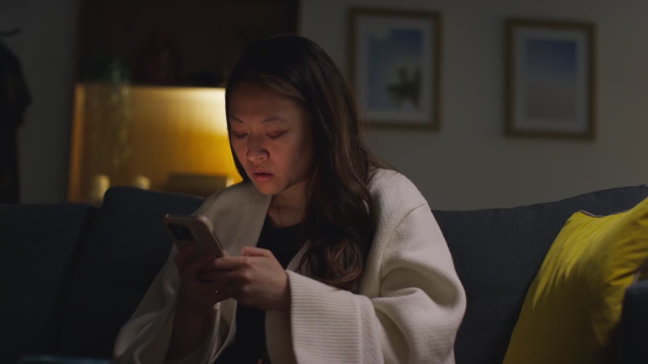 충격 에 빠진 여자 가 전화 를 보고 있다