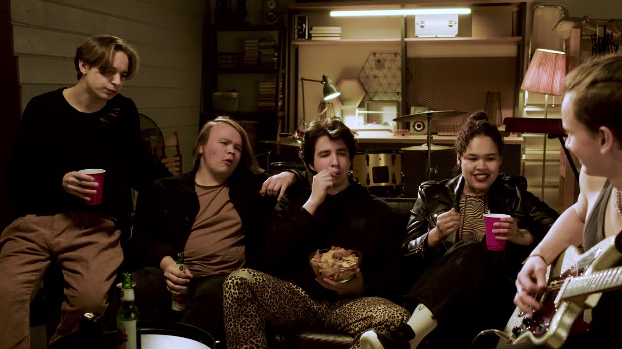 músico tocando la guitarra eléctrica en el estudio