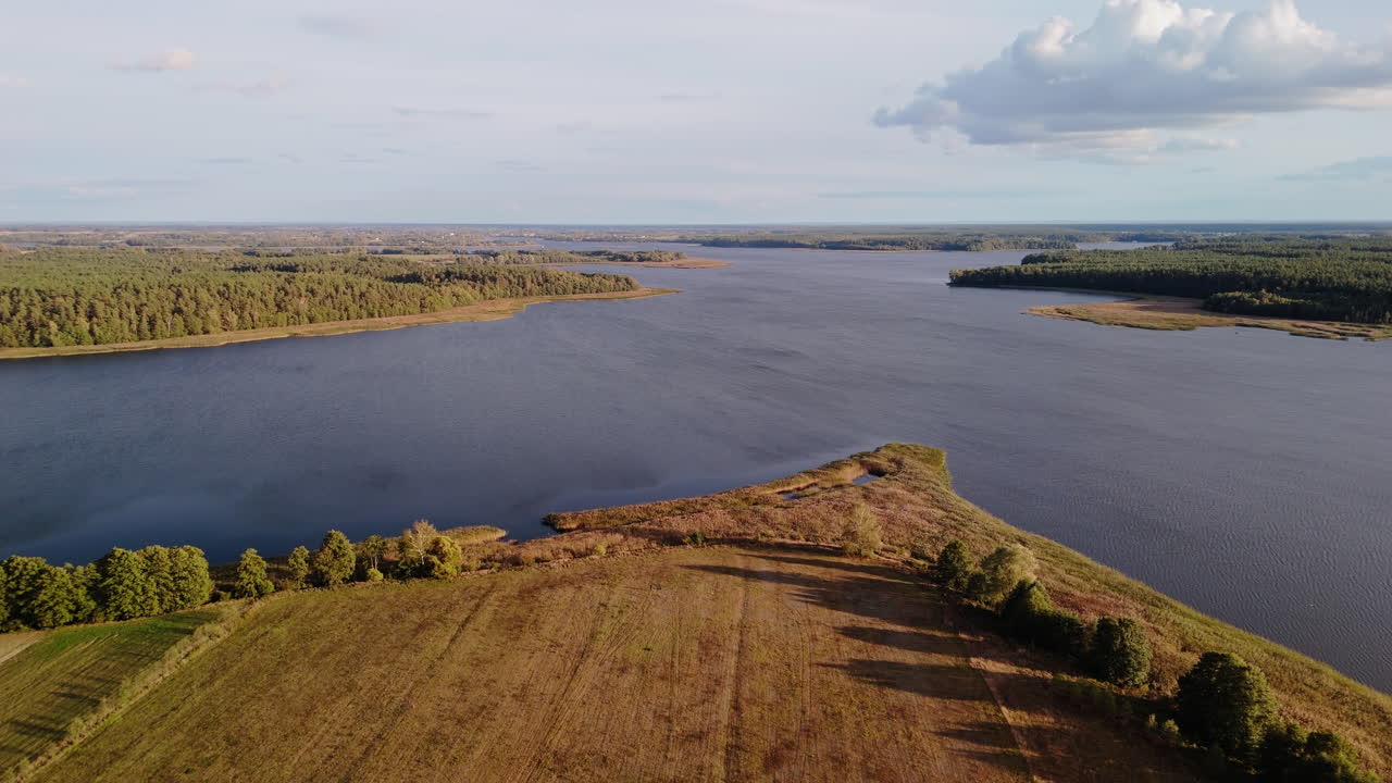 vista aérea de un lago y el paisaje circundante
