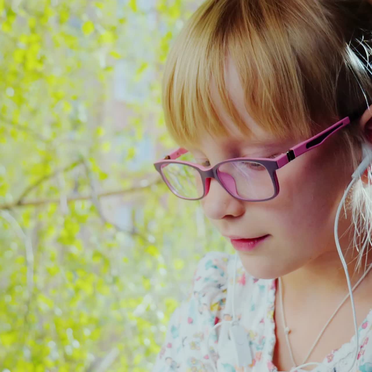 chica divertida se ríe - mira a la cámara