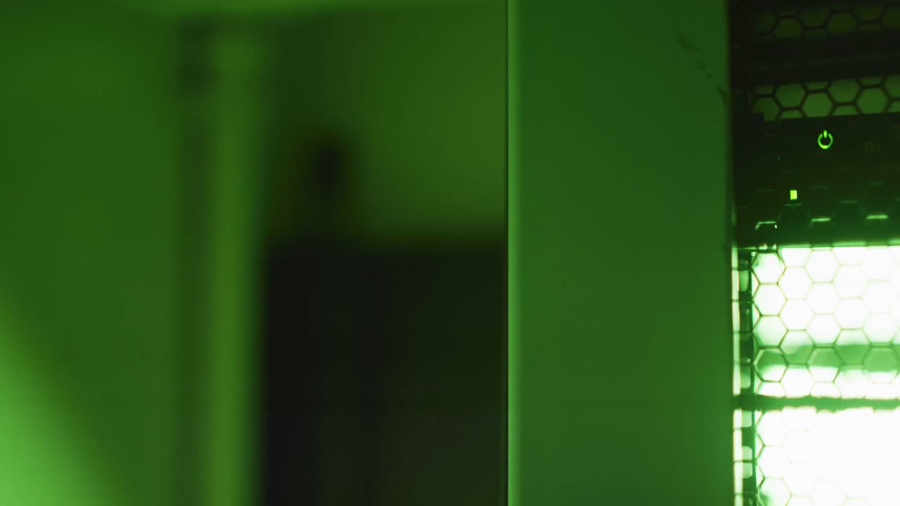 luces de control verdes con procesamiento de datos en servidores informáticos en la sala de tecnología