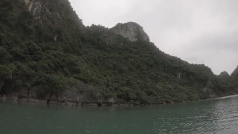 una isla en la bahía de halong en vietnam, capturada usando un gopro de un kayak