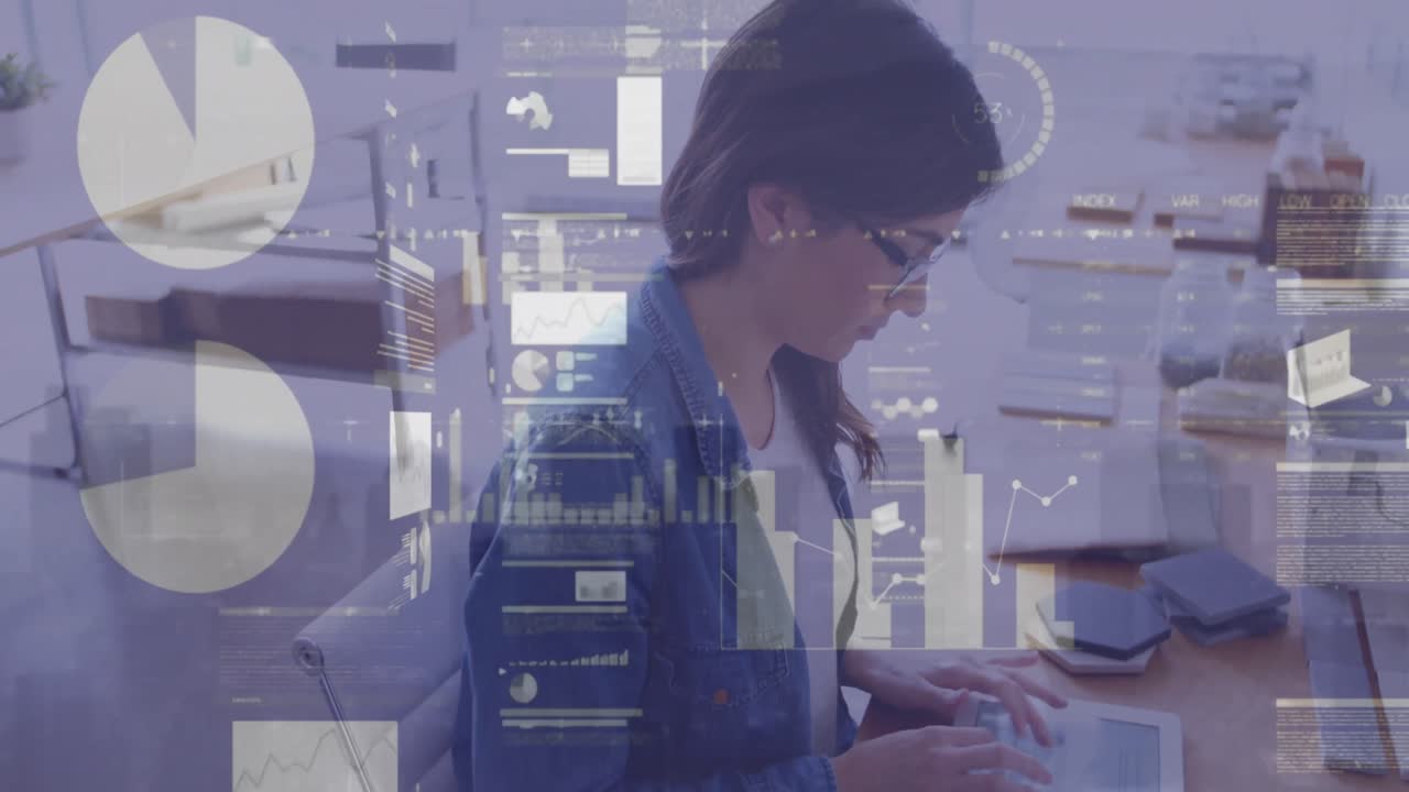animación de múltiples gráficos con número cambiante sobre mujer caucásica trabajando en la computadora portátil en la oficina