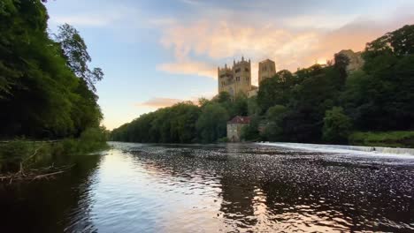 Kathedrale-Von-Durham-Neben-Dem-Fluss-Wear-Im-Nordosten-Englands-Bei-Sonnenaufgang