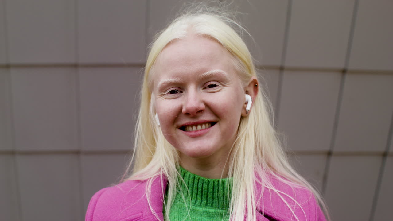 улыбающаяся женщина на открытом воздухе