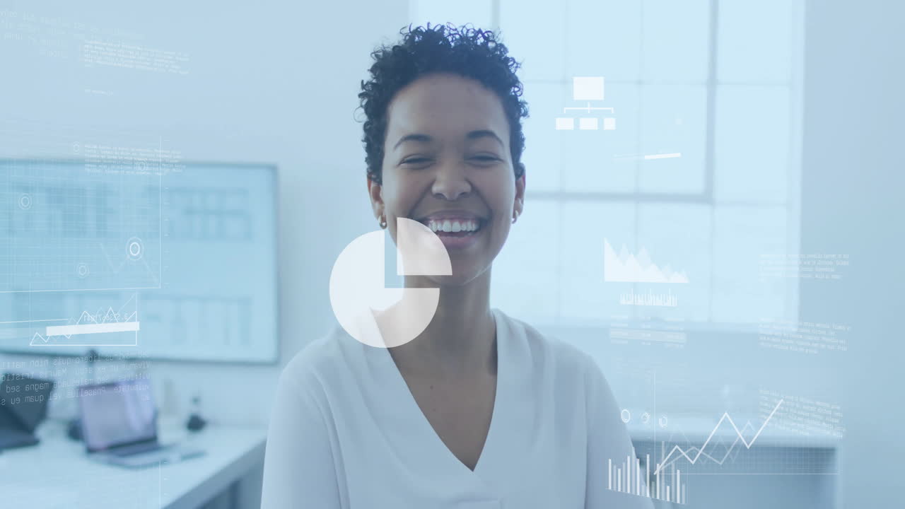 mujer sonriente en la oficina con animación de análisis de datos sobre ella