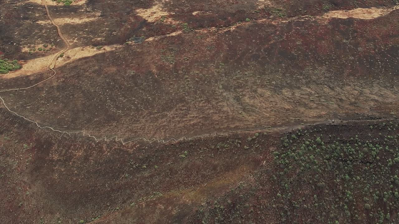 Sentiero escursionistico attraverso un paesaggio bruciato nelle Isole Canarie, Spagna