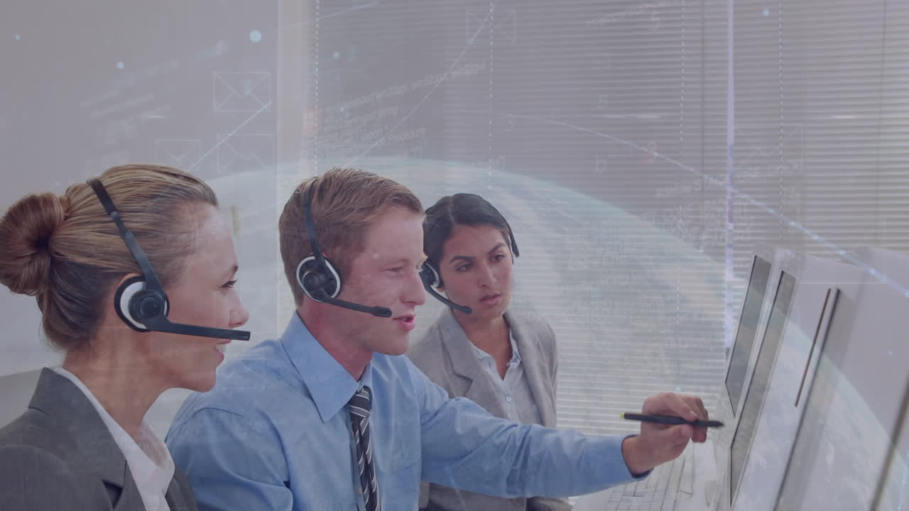 전화 헤드 ⁇ 을 사용하는 다양한 비즈니스 사람들에 대한 데이터 처리 애니메이션