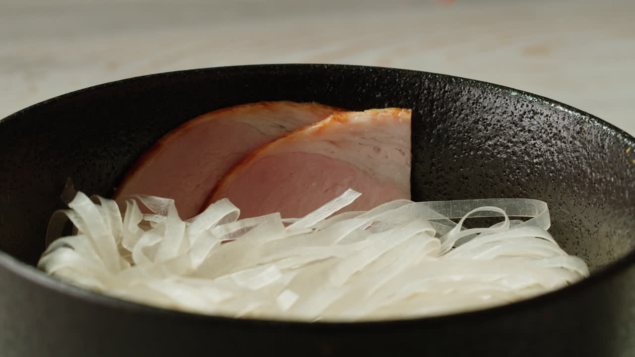 햄과 함께 태국 라면 한 그을 준비하고 있습니다.