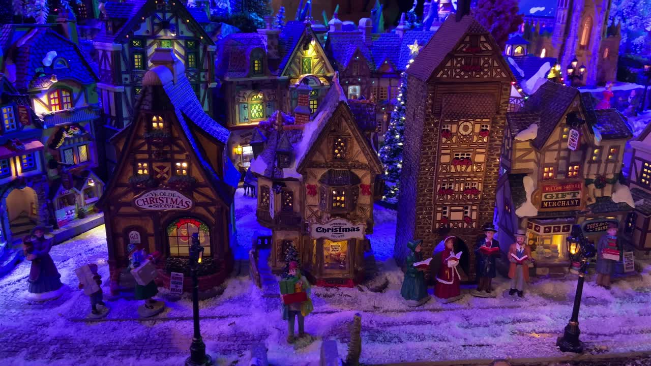 크리스마스 때 그림 같은 프랑스의 눈이 쌓인 마을의 모형