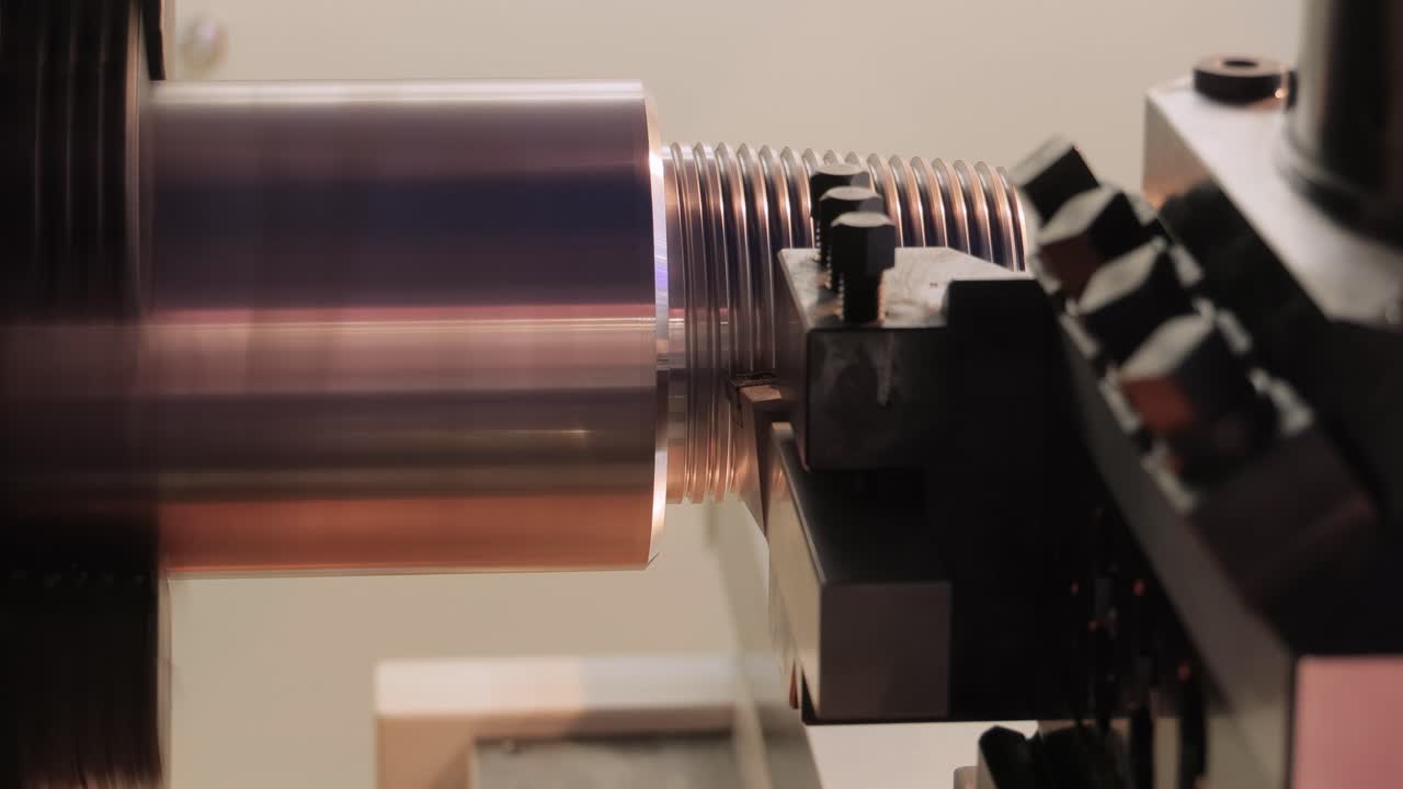 금속 가공 cnc 밀링 기계. 금속 절단 현대 가공 기술.