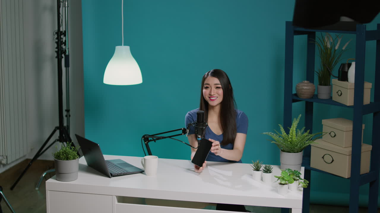 Blogger donna che fa una raccomandazione di prodotto con lo smartphone