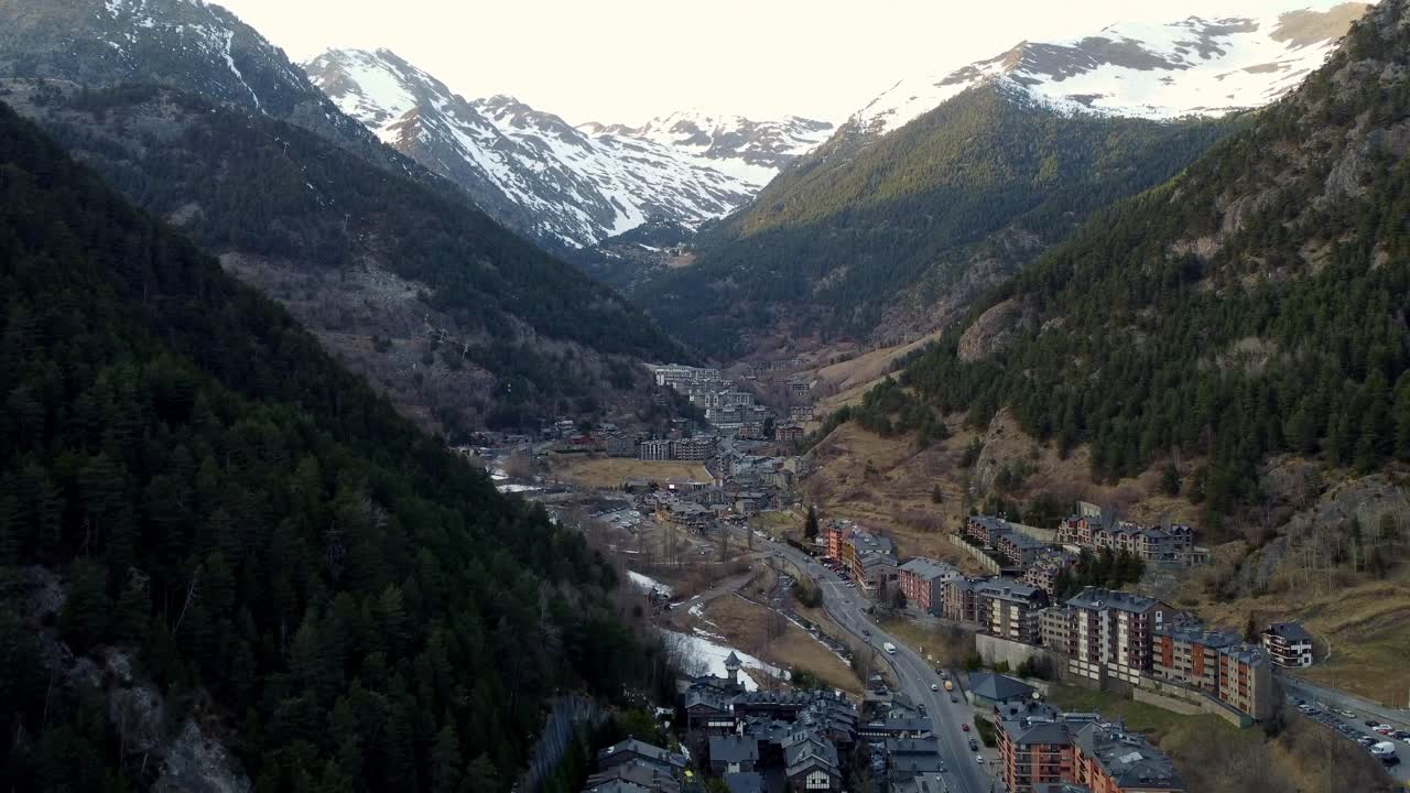 magnifika snöklädda berg stad mellan dalen flygande drönare skidhytter