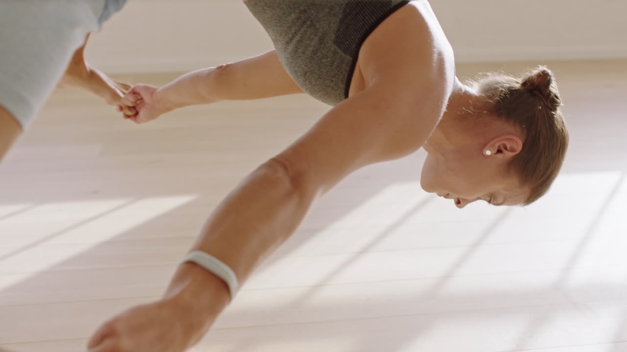 fitness yoga aéreo mujer practicando posturas usando hamaca disfrutando del estilo de vida de fitness haciendo ejercicio en el estudio entrenamiento meditación al amanecer