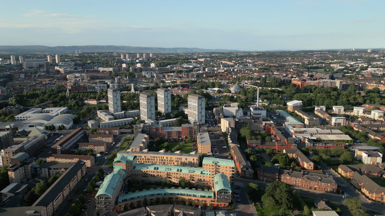 Vista aerea del distretto di Gorbals a Glasgow con sfondo di festival musicale