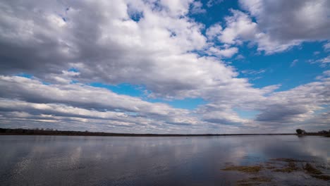 paisaje fluvial natural 4k hd alta definición reflejo acelerando en el nivel del agua de las nubes. reflejo de fondo de las nube en el agua ondulante. paisaje relajante escénico en un día claro de verano. bucle