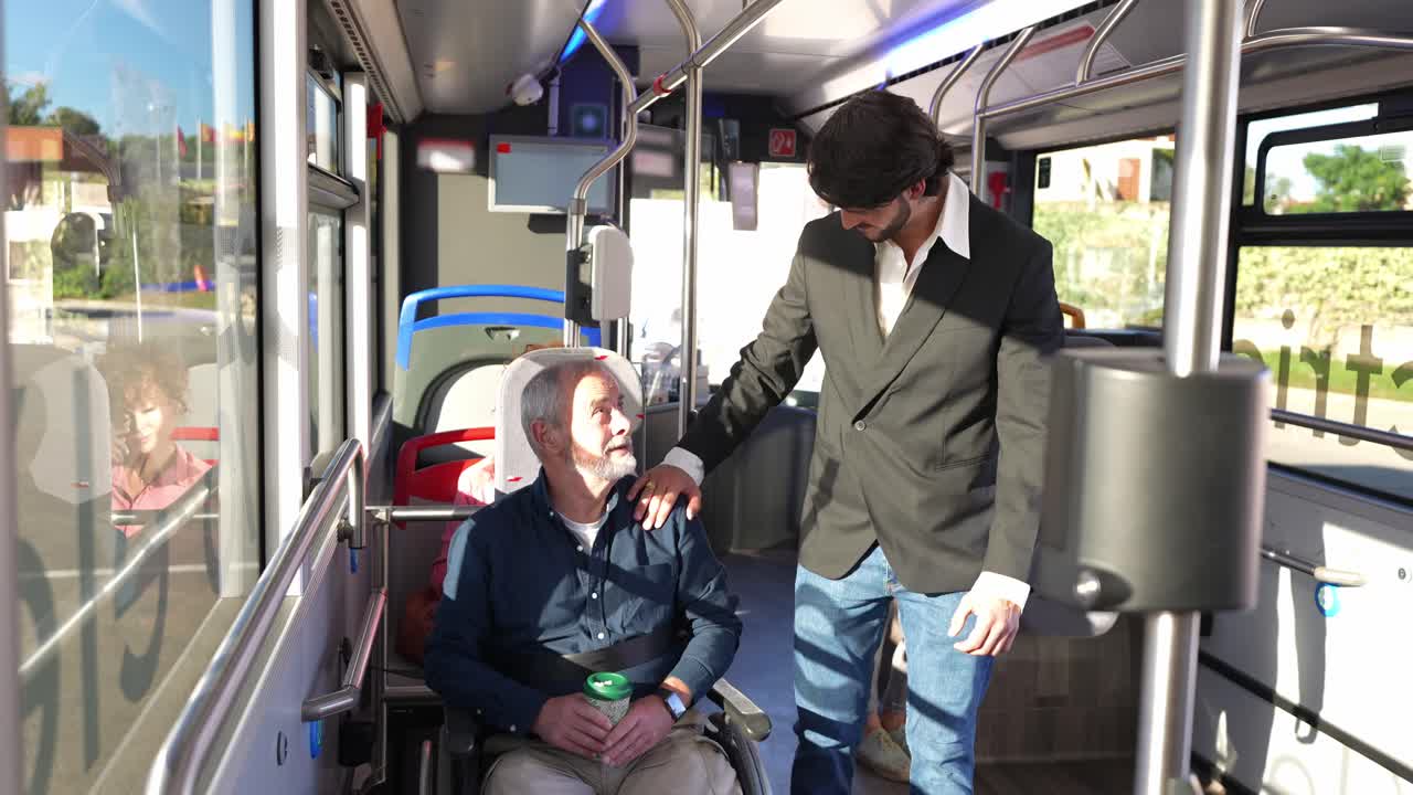 Un hombre amable ayuda a una persona mayor en silla de ruedas en el autobús