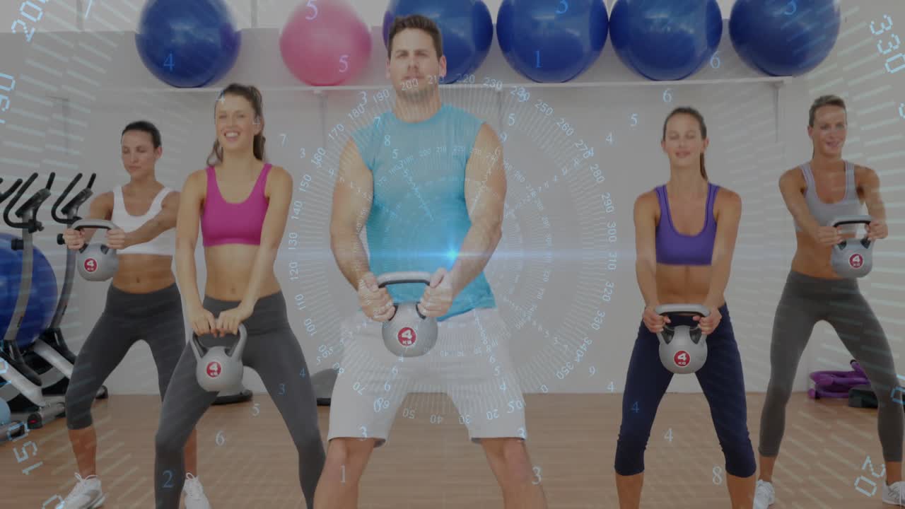 Fitness instruktor signalizuje skupině provádějící dřep s tlakem s kettlebellem a používá digitální překrytí pro navádění správné techniky.