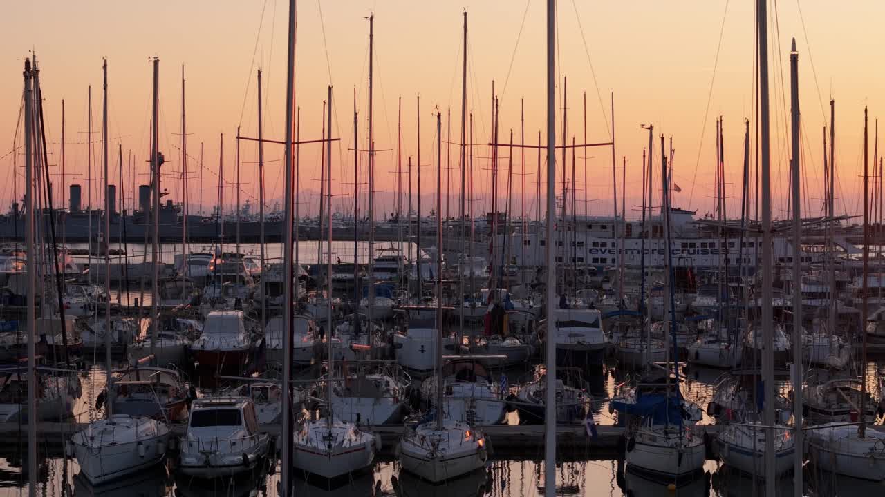 el puerto de flisvos marina en atenas, grecia, el mar egeo, el dron vuela sobre un barco de lujo, un yate amarrado en la bahía durante una colorida puesta de sol.
