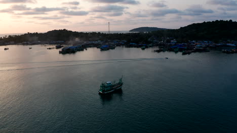 Imágenes-Aéreas-De-Drones-De-Un-Pueblo-Flotante-En-Una-Isla-En-Camboya-Durante-La-Puesta-De-Sol