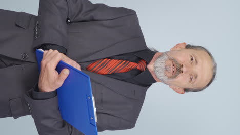 vídeo vertical de un viejo hombre de negocios tratando de memorizar su presentación.
