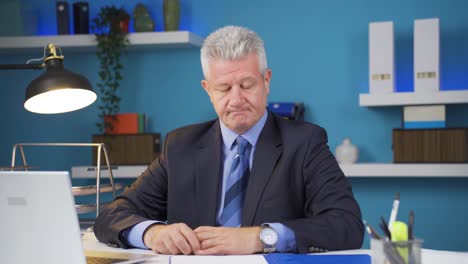 un hombre de negocios aburrido e infeliz.